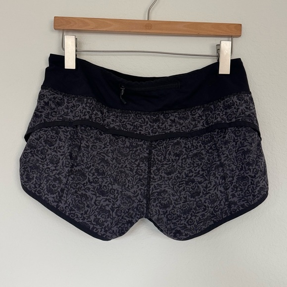 Lululemon Speed Short 2 1/2" Flossy Dark Carbon Black/Black Size 6 - Picture 4 of 5